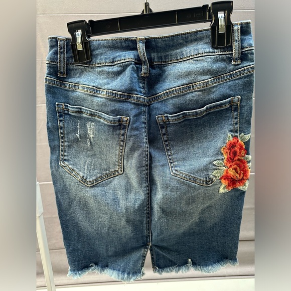Embroidered jean skirt in size 24 - Picture 1 of 8